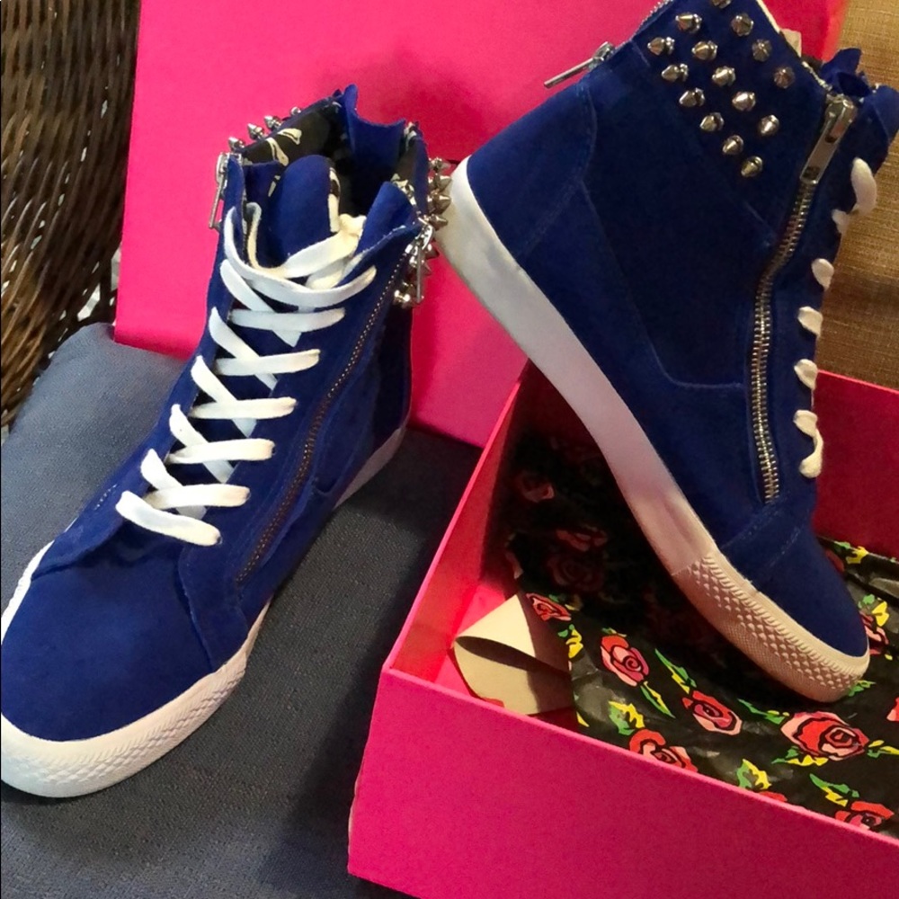 Betsey Johnson blue size 8